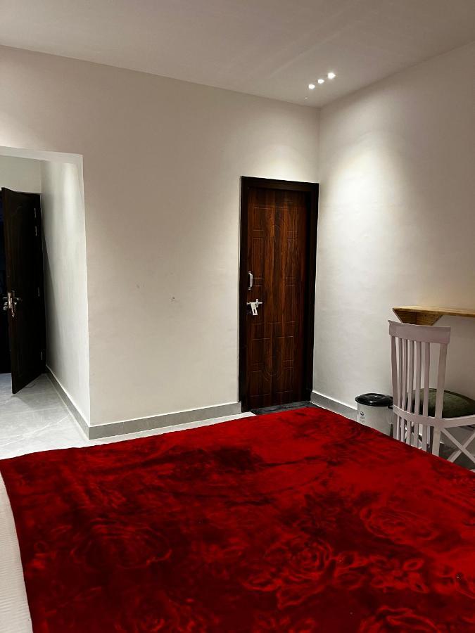 The White House Apartment Rishikesh Bagian luar foto