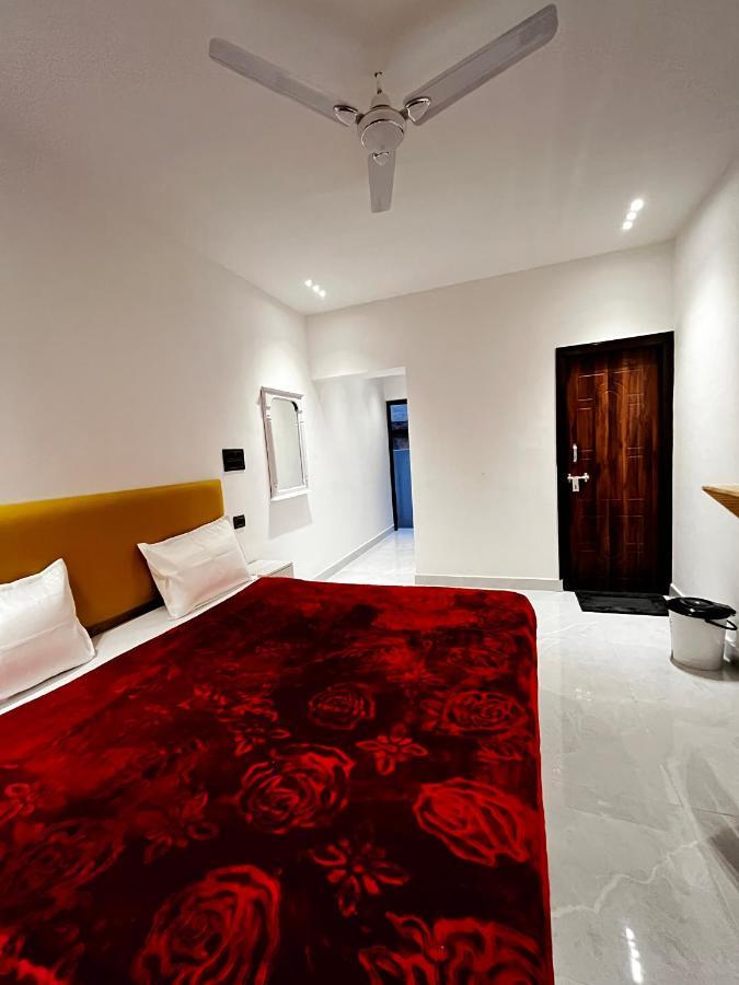 The White House Apartment Rishikesh Bagian luar foto