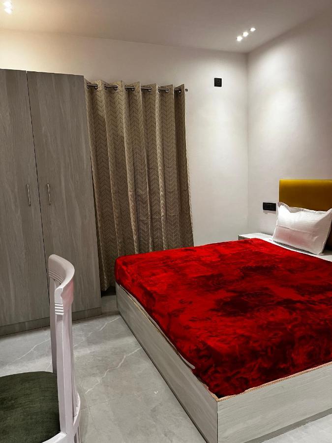 The White House Apartment Rishikesh Bagian luar foto