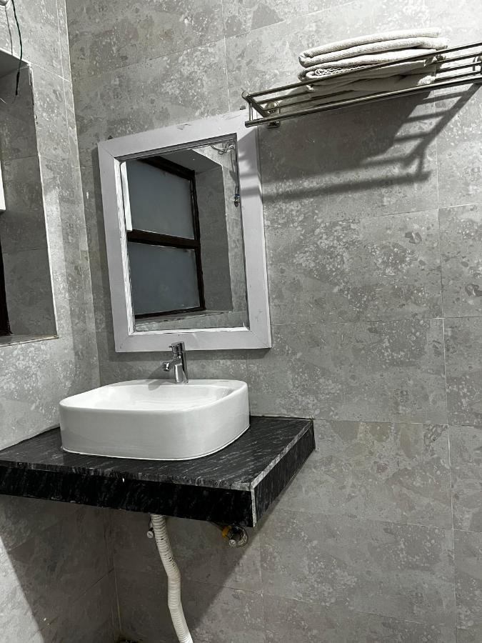 The White House Apartment Rishikesh Bagian luar foto