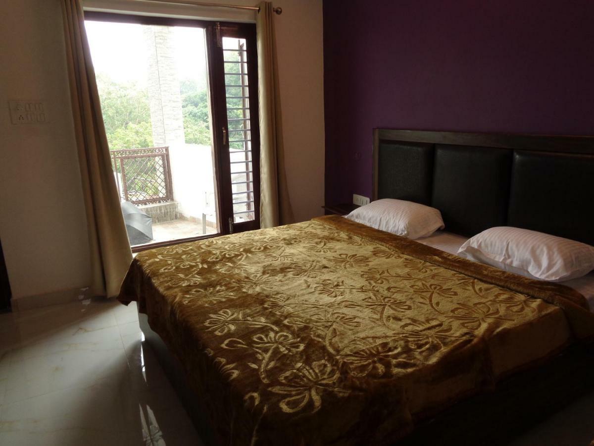 The White House Apartment Rishikesh Bagian luar foto